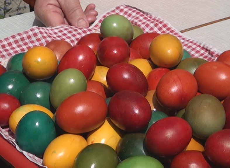 U prazničnom duhu: Žene iz Udruženja “Suvača” farbaju uskršnja jaja