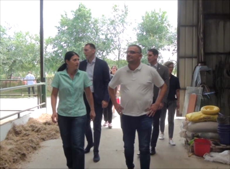 Ministar Nedimović u Nakovu: Posle sastanka sa poljoprivrednicima, obišao farmu Olivere Latinović