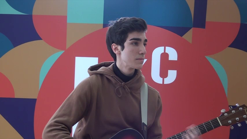 Andrej Salkai u scenskoj pratnji tri devojke predstavlja nas na festivalu “Srbija u ritmu Evrope”