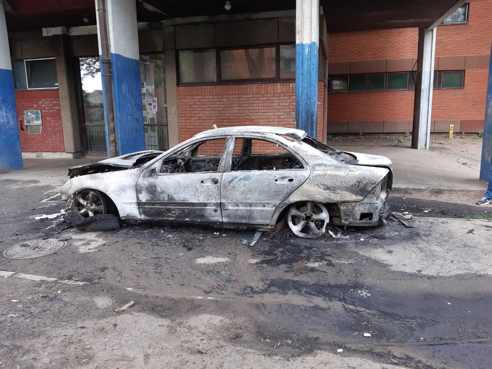 U Mikronaselju izgovoreo automobil, policijska istraga utvrdiće okolnosti pod kojim je došlo do požara