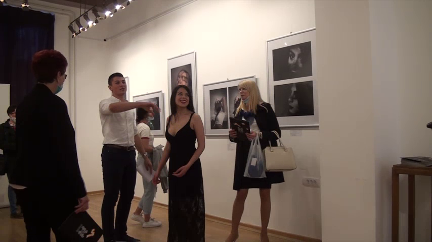 Italijanka Martina Lencu ostvarila svoj san: u KC otvorena njena prva izložba fotografija “Ogledalo”