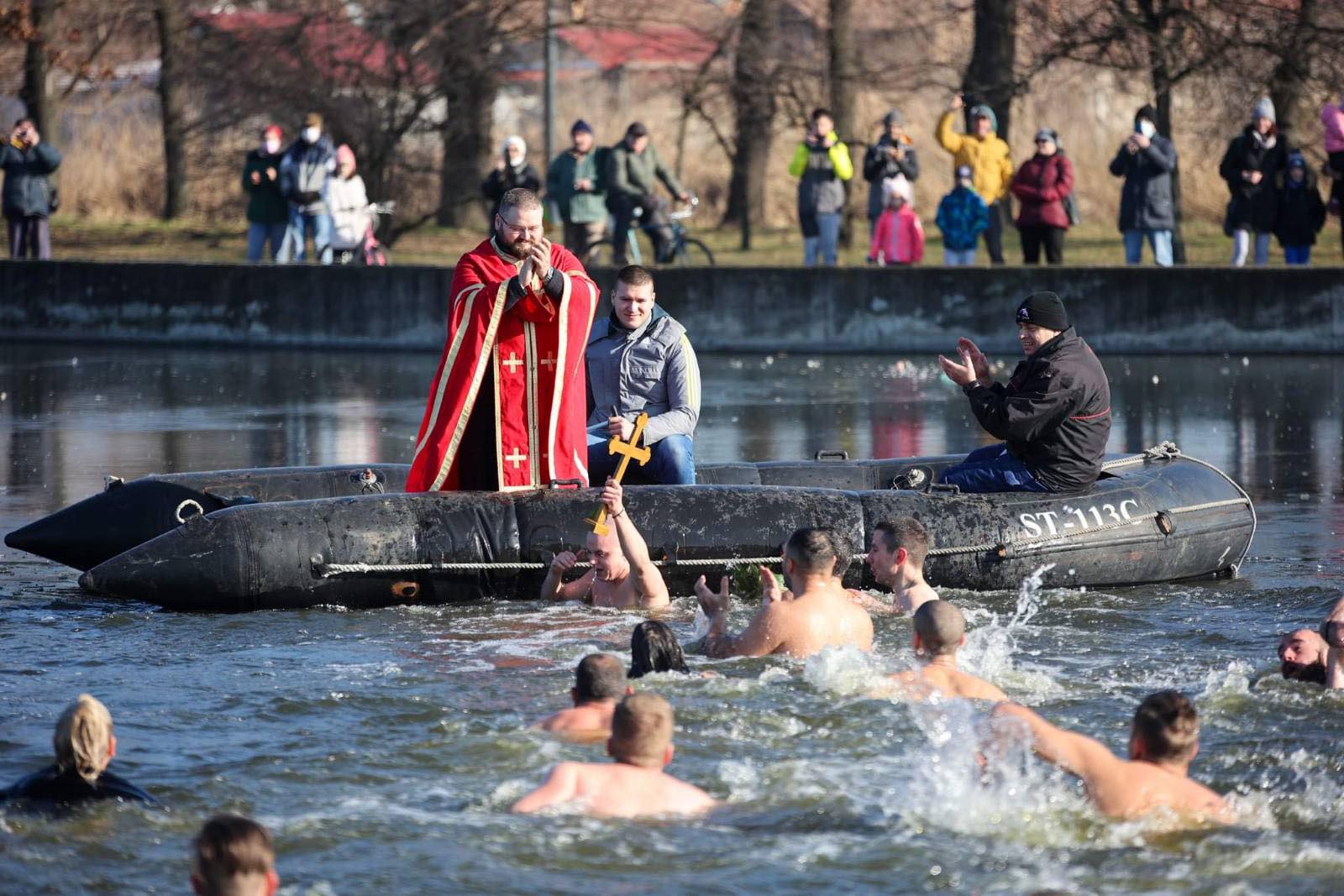 Časni krst, Nikola Filipović predao jedinoj ženi učesnici plivanja na Starom Jezeru Snežani Milovanov